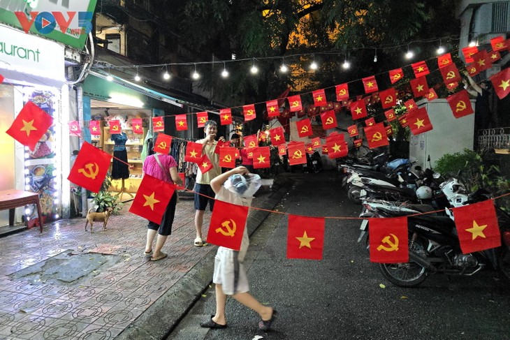 Cùng người dân đội mưa trang trí cờ hoa đón chào ngày lễ lớn của dân tộc - ảnh 6