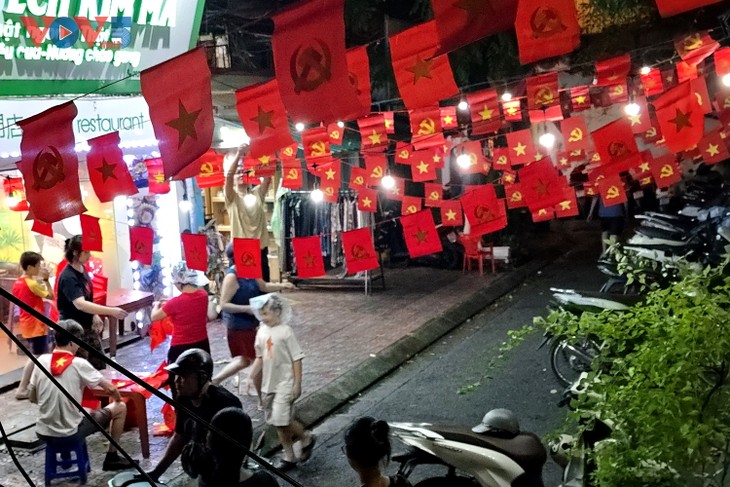 Cùng người dân đội mưa trang trí cờ hoa đón chào ngày lễ lớn của dân tộc - ảnh 11