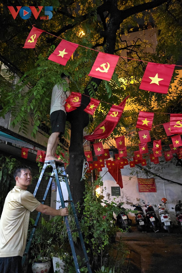 Cùng người dân đội mưa trang trí cờ hoa đón chào ngày lễ lớn của dân tộc - ảnh 8