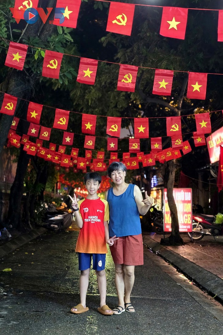 Cùng người dân đội mưa trang trí cờ hoa đón chào ngày lễ lớn của dân tộc - ảnh 10