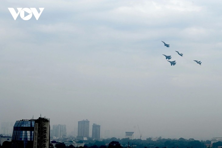 Tổng hợp luyện diễu binh: Tiêm kích, trực thăng bay trên Quảng trường Ba Đình - ảnh 4
