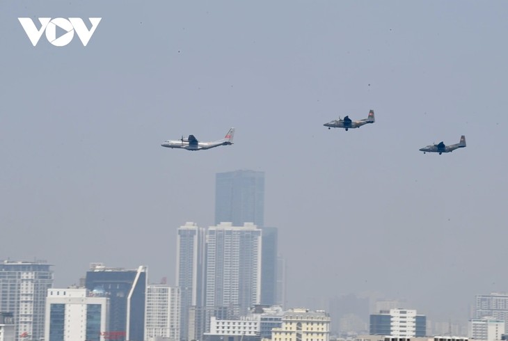 Tổng hợp luyện diễu binh: Tiêm kích, trực thăng bay trên Quảng trường Ba Đình - ảnh 7