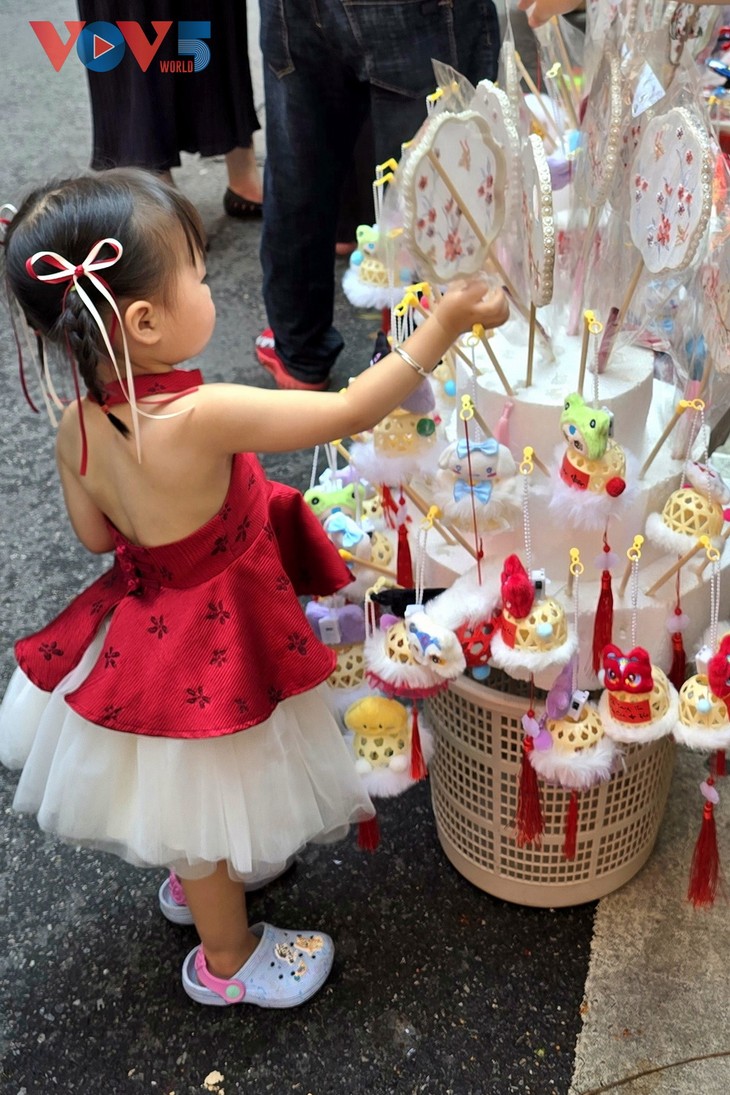 Nhộn nhịp không khí đón Tết Trung thu tại phố cổ Hà Nội - ảnh 15