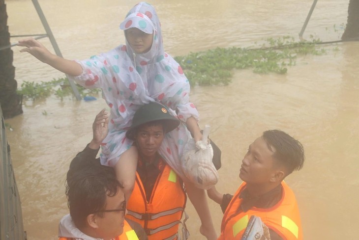 Toàn cảnh mưa lũ Nam Trung bộ: Hàng vạn nhà ngập sâu, dân dỡ ngói ngoi lên cầu cứu - ảnh 7