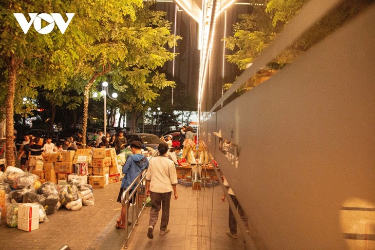 Cả khu chung cư ở Hà Nội tất bật gửi hàng cứu trợ đồng bào vùng lũ trong đêm - ảnh 2