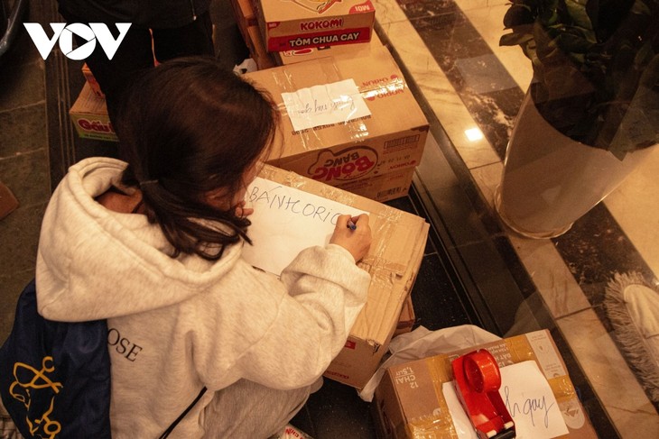 Cả khu chung cư ở Hà Nội tất bật gửi hàng cứu trợ đồng bào vùng lũ trong đêm - ảnh 5