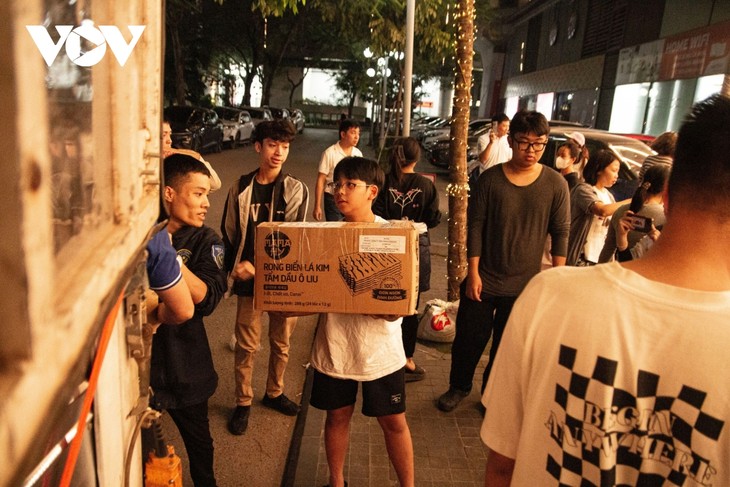 Cả khu chung cư ở Hà Nội tất bật gửi hàng cứu trợ đồng bào vùng lũ trong đêm - ảnh 7