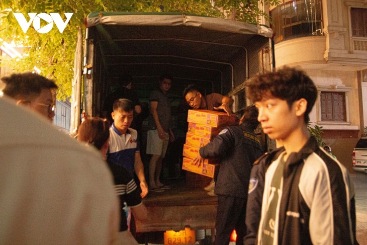 Cả khu chung cư ở Hà Nội tất bật gửi hàng cứu trợ đồng bào vùng lũ trong đêm - ảnh 8