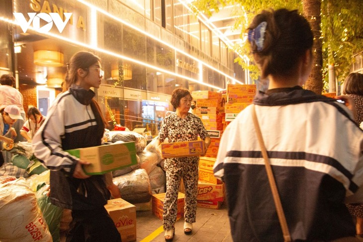 Cả khu chung cư ở Hà Nội tất bật gửi hàng cứu trợ đồng bào vùng lũ trong đêm - ảnh 10