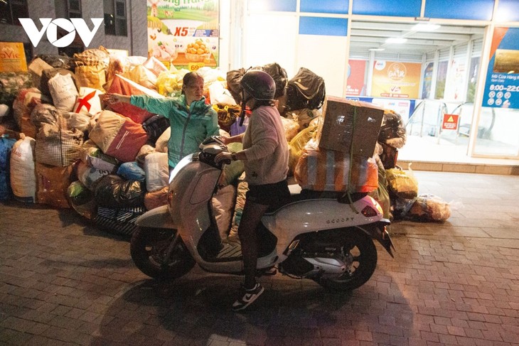 Cả khu chung cư ở Hà Nội tất bật gửi hàng cứu trợ đồng bào vùng lũ trong đêm - ảnh 11