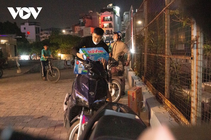 Cả khu chung cư ở Hà Nội tất bật gửi hàng cứu trợ đồng bào vùng lũ trong đêm - ảnh 12