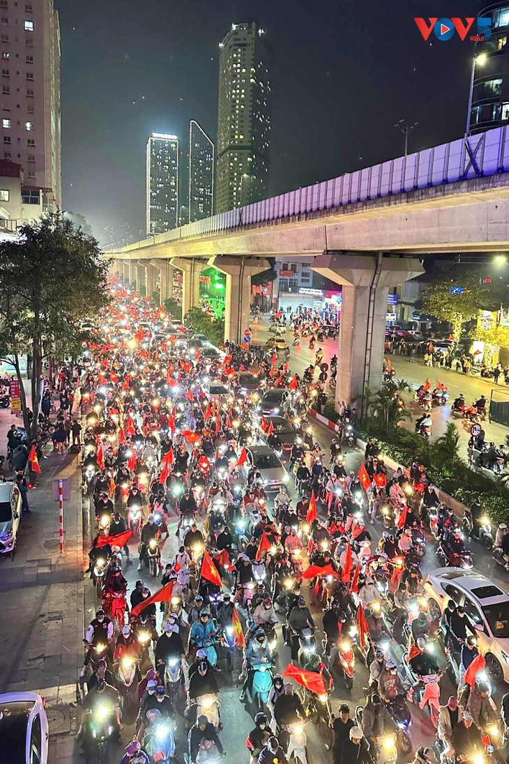 Cổ động viên tại Hà Nội đổ ra đường ăn mừng chiến thắng của U22 Việt Nam - ảnh 2