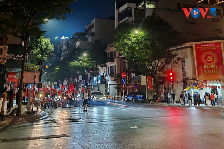 Cổ động viên tại Hà Nội đổ ra đường ăn mừng chiến thắng của U22 Việt Nam - ảnh 6