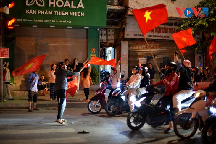 Cổ động viên tại Hà Nội đổ ra đường ăn mừng chiến thắng của U22 Việt Nam - ảnh 7