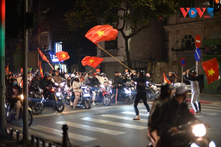 Cổ động viên tại Hà Nội đổ ra đường ăn mừng chiến thắng của U22 Việt Nam - ảnh 9