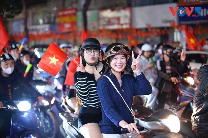 Cổ động viên tại Hà Nội đổ ra đường ăn mừng chiến thắng của U22 Việt Nam - ảnh 11