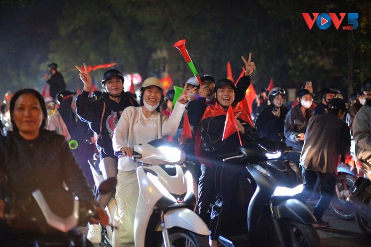 Cổ động viên tại Hà Nội đổ ra đường ăn mừng chiến thắng của U22 Việt Nam - ảnh 12
