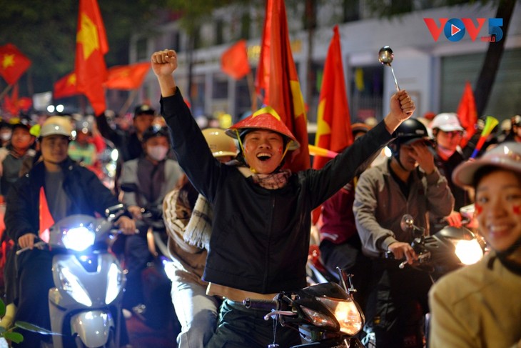 Cổ động viên tại Hà Nội đổ ra đường ăn mừng chiến thắng của U22 Việt Nam - ảnh 4
