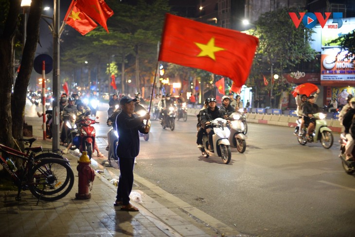 Cổ động viên tại Hà Nội đổ ra đường ăn mừng chiến thắng của U22 Việt Nam - ảnh 17