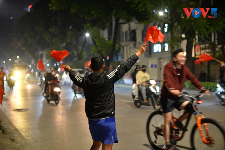 Cổ động viên tại Hà Nội đổ ra đường ăn mừng chiến thắng của U22 Việt Nam - ảnh 18