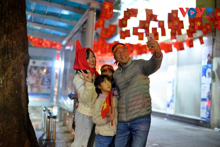 Cổ động viên tại Hà Nội đổ ra đường ăn mừng chiến thắng của U22 Việt Nam - ảnh 20