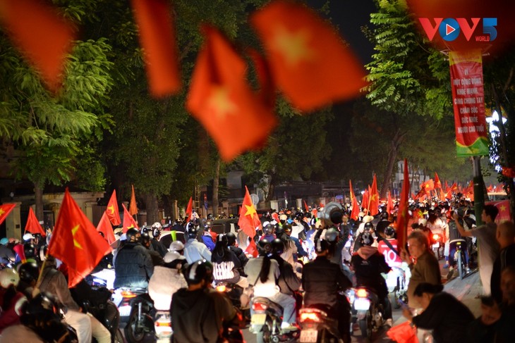 Cổ động viên tại Hà Nội đổ ra đường ăn mừng chiến thắng của U22 Việt Nam - ảnh 21