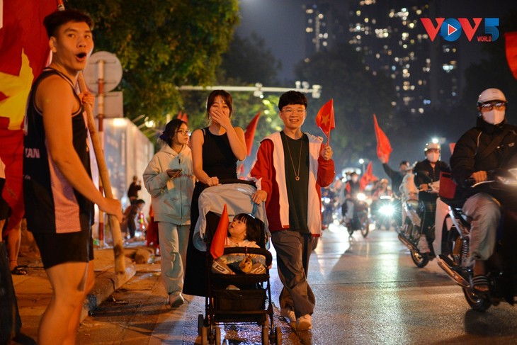 Cổ động viên tại Hà Nội đổ ra đường ăn mừng chiến thắng của U22 Việt Nam - ảnh 16