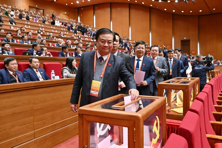 Các đại biểu bỏ phiếu bầu Ban Chấp hành Trung ương Đảng khóa XIV - ảnh 14