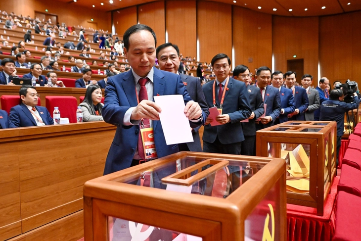 Các đại biểu bỏ phiếu bầu Ban Chấp hành Trung ương Đảng khóa XIV - ảnh 15