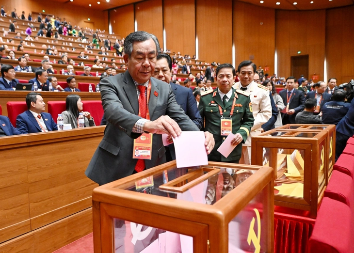 Các đại biểu bỏ phiếu bầu Ban Chấp hành Trung ương Đảng khóa XIV - ảnh 16