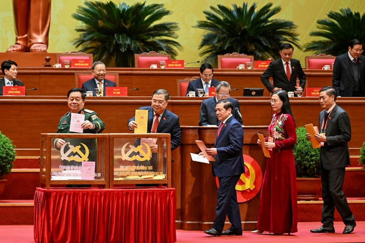 Các đại biểu bỏ phiếu bầu Ban Chấp hành Trung ương Đảng khóa XIV - ảnh 7