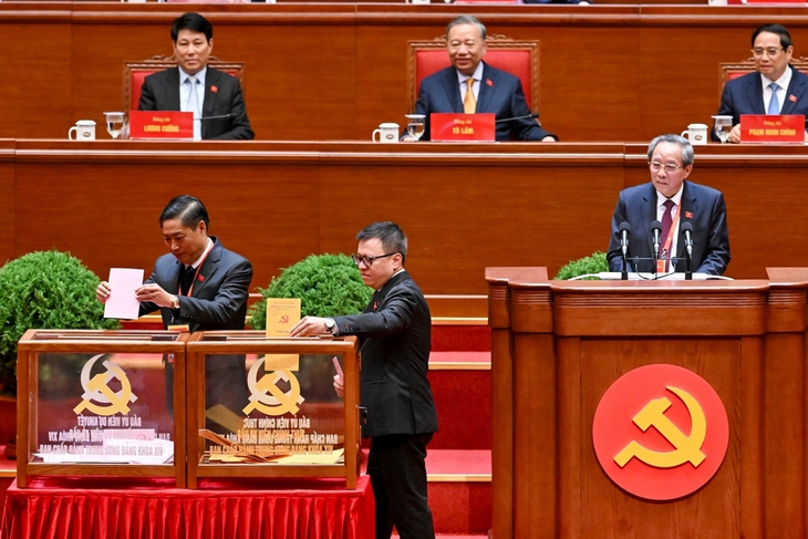 Các đại biểu bỏ phiếu bầu Ban Chấp hành Trung ương Đảng khóa XIV - ảnh 8