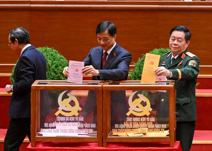 Các đại biểu bỏ phiếu bầu Ban Chấp hành Trung ương Đảng khóa XIV - ảnh 9