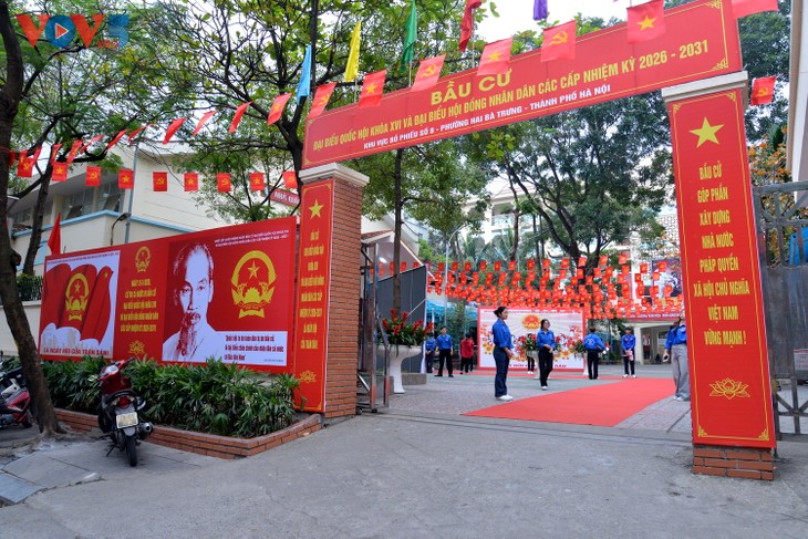 Người dân Hà Nội phấn khởi thực hiện quyền công dân trong ngày bầu cử - ảnh 1