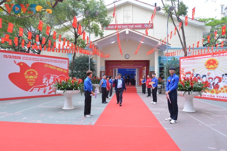 Người dân Hà Nội phấn khởi thực hiện quyền công dân trong ngày bầu cử - ảnh 2