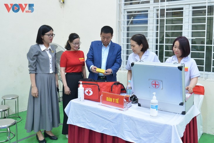 Người dân Hà Nội phấn khởi thực hiện quyền công dân trong ngày bầu cử - ảnh 3