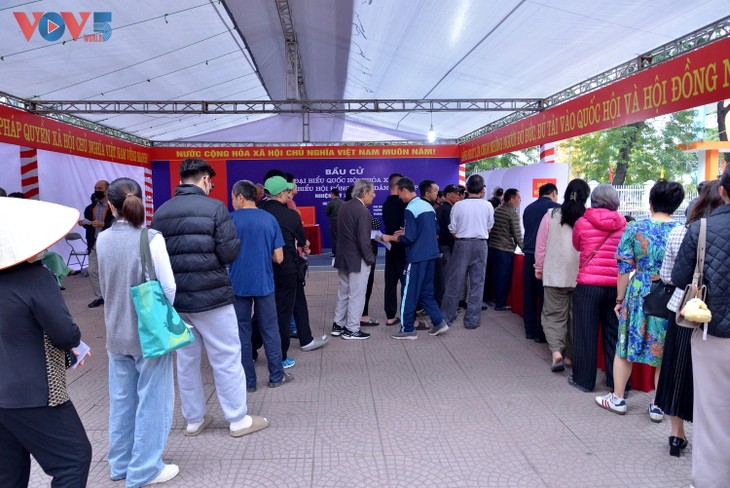 Người dân Hà Nội phấn khởi thực hiện quyền công dân trong ngày bầu cử - ảnh 7