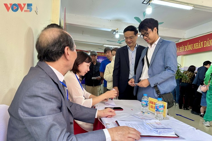 Người dân Hà Nội phấn khởi thực hiện quyền công dân trong ngày bầu cử - ảnh 8