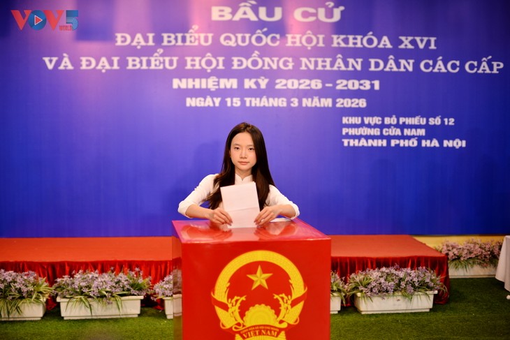 Người dân Hà Nội phấn khởi thực hiện quyền công dân trong ngày bầu cử - ảnh 10