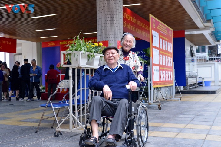 Người dân Hà Nội phấn khởi thực hiện quyền công dân trong ngày bầu cử - ảnh 11