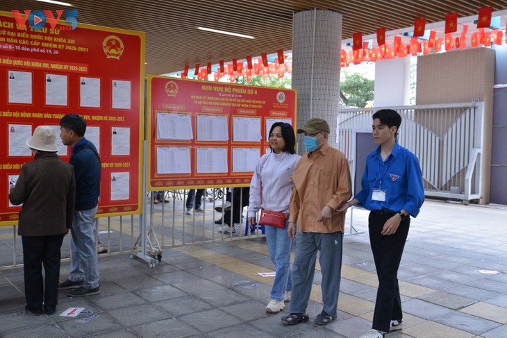 Người dân Hà Nội phấn khởi thực hiện quyền công dân trong ngày bầu cử - ảnh 12