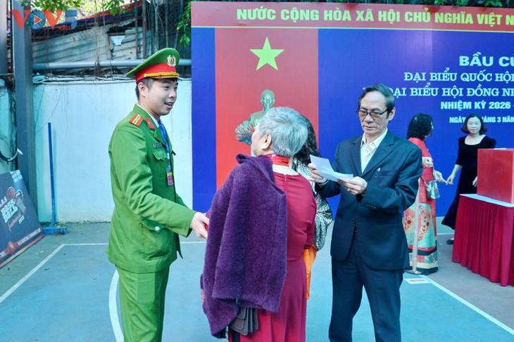 Người dân Hà Nội phấn khởi thực hiện quyền công dân trong ngày bầu cử - ảnh 14