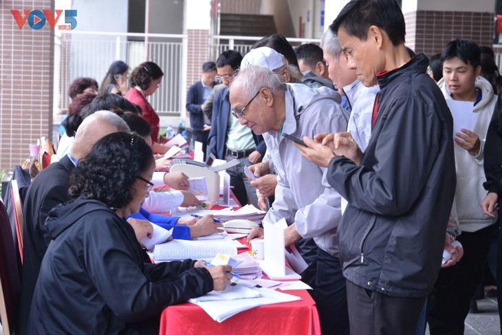 Người dân Hà Nội phấn khởi thực hiện quyền công dân trong ngày bầu cử - ảnh 13