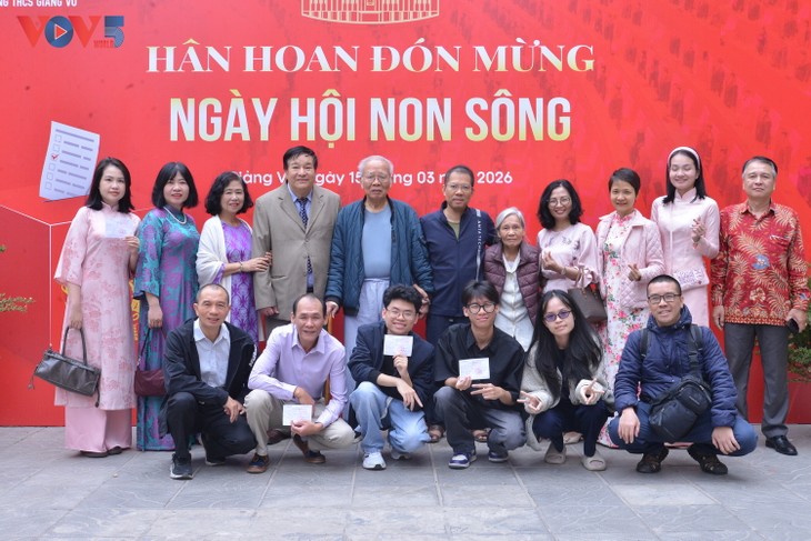 Người dân Hà Nội phấn khởi thực hiện quyền công dân trong ngày bầu cử - ảnh 15