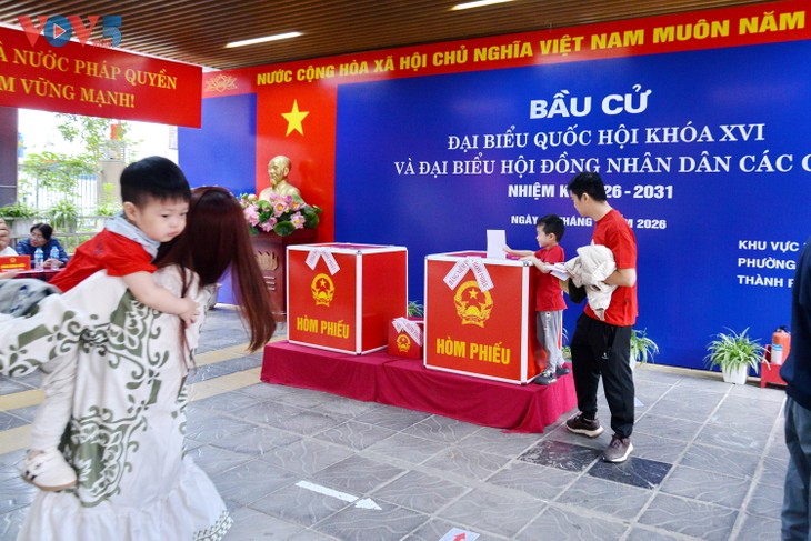 Người dân Hà Nội phấn khởi thực hiện quyền công dân trong ngày bầu cử - ảnh 16