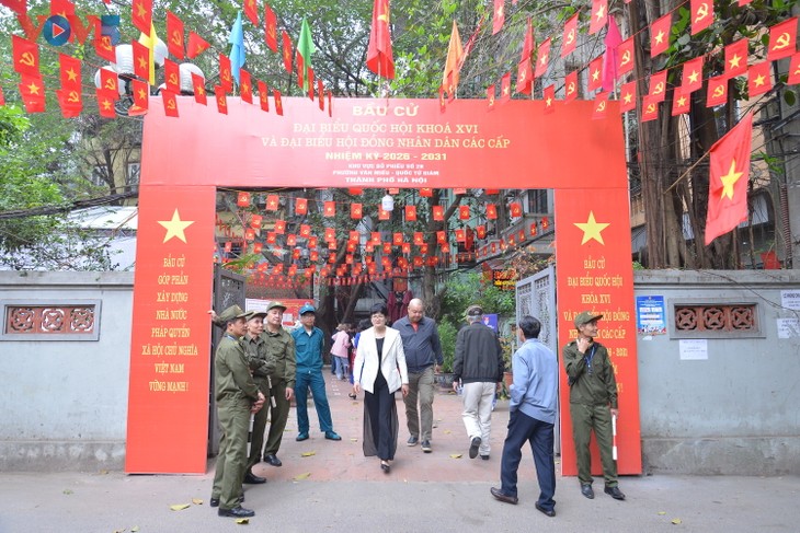 Người dân Hà Nội phấn khởi thực hiện quyền công dân trong ngày bầu cử - ảnh 17