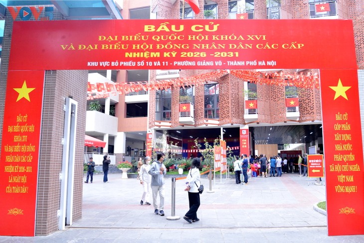 Người dân Hà Nội phấn khởi thực hiện quyền công dân trong ngày bầu cử - ảnh 19