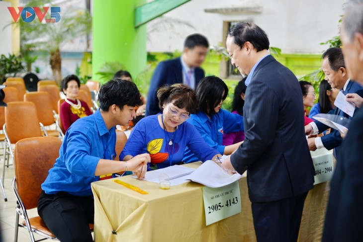 Tổng Giám đốc VOV Đỗ Tiến Sỹ cùng cử tri Hà Nội đi bỏ phiếu tại phường Cửa Nam - ảnh 4