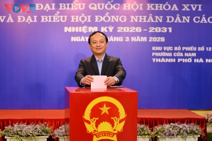 Tổng Giám đốc VOV Đỗ Tiến Sỹ cùng cử tri Hà Nội đi bỏ phiếu tại phường Cửa Nam - ảnh 5