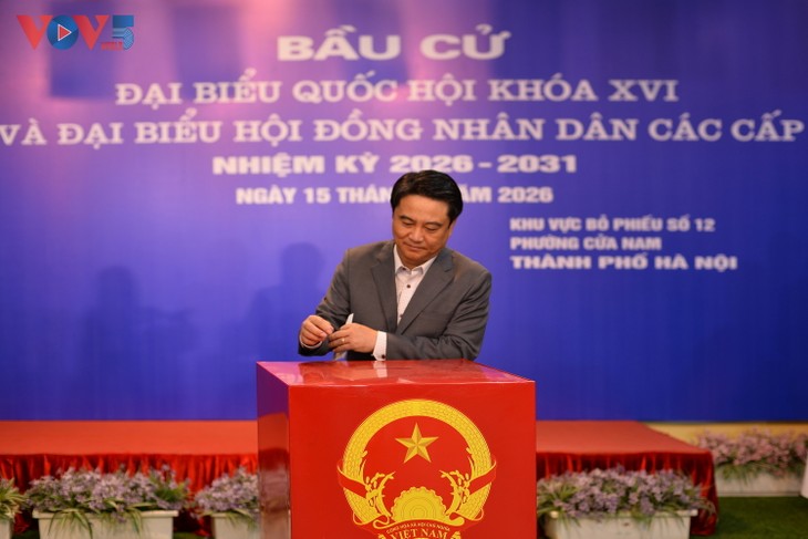 Tổng Giám đốc VOV Đỗ Tiến Sỹ cùng cử tri Hà Nội đi bỏ phiếu tại phường Cửa Nam - ảnh 6